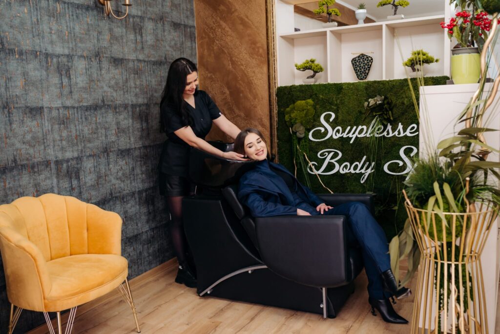 Coafor în salonul Souplesse Body Spa Ploiești